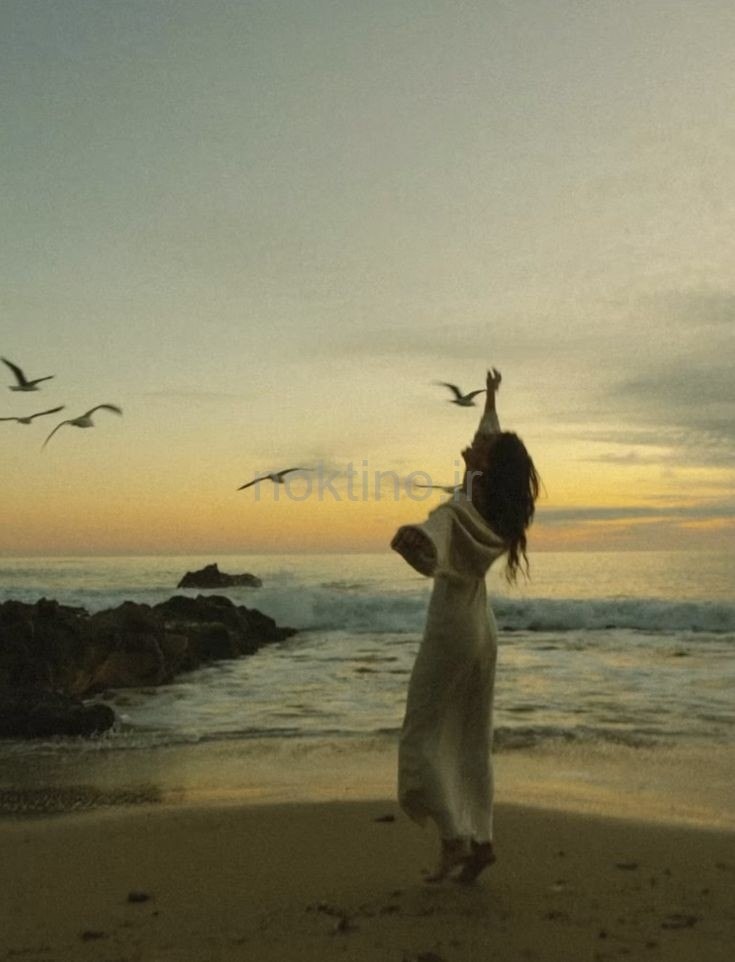 عکس دختر غمگین کنار دریا با متن