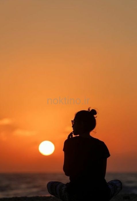 عکس دختر غمگین کنار دریا با متن