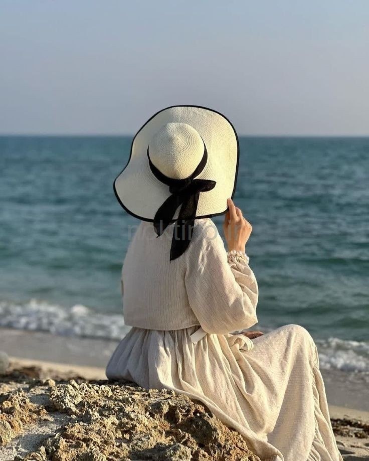 ژست عکس کنار دریا دخترانه با حجاب