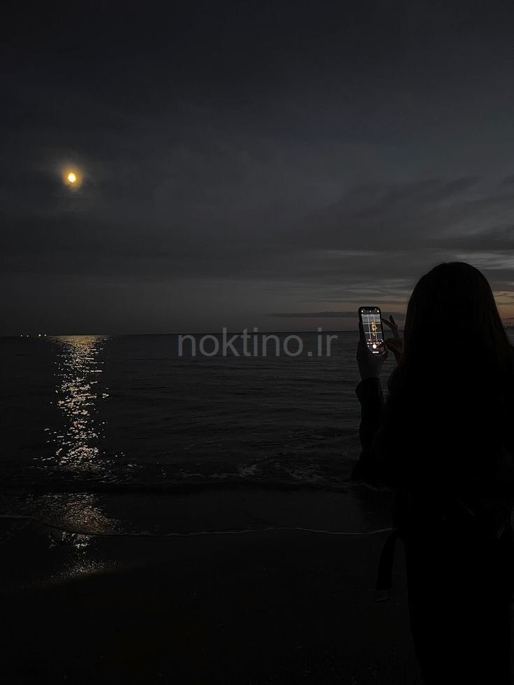 عکس دختر غمگین کنار دریا با متن